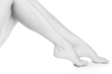 Beyaz arka plan üzerinde beyaz manikür ile kadın ayak yan görünüm