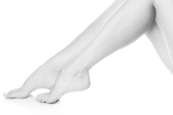 Vista Lateral Dos Pés Femininos Com Manicure Branco Sobre Fundo — Fotografia de Stock