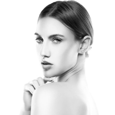 Beyaz arka plan üzerinde doğal makyaj ile genç kadın portresi