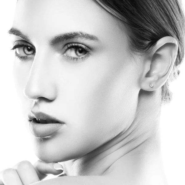 Porträtt Ung Kvinna Med Naturlig Makeup Vit Bakgrund — Stockfoto
