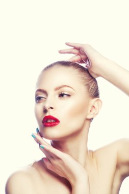 Kırmızı dudaklar ve mavi oje ile kadın portresi