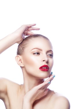 Kırmızı dudaklar ve mavi oje ile kadın portresi