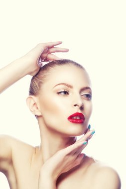 Kırmızı dudaklar ve mavi oje ile kadın portresi