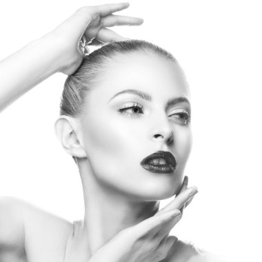 Kırmızı dudaklar ve mavi oje ile kadın portresi