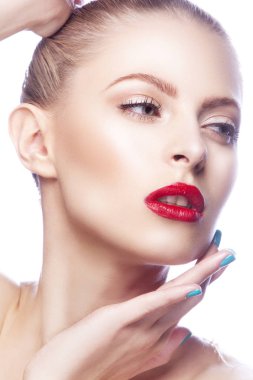 Kırmızı dudaklar ve mavi oje ile kadın portresi