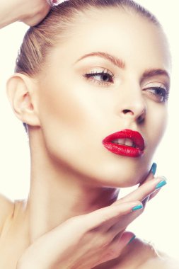 Kırmızı dudaklar ve mavi oje ile kadın portresi