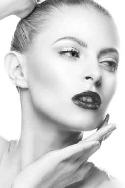 Kırmızı dudaklar ve mavi oje ile kadın portresi