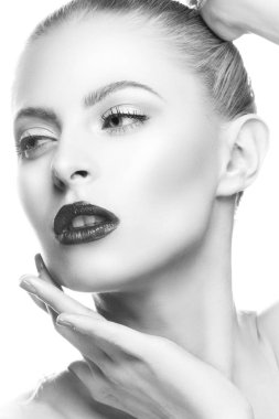 Kırmızı dudaklar ve mavi oje ile kadın portresi