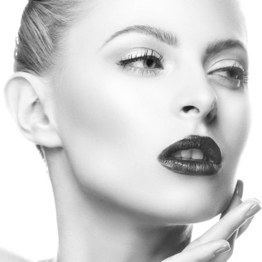 Kırmızı dudaklar ve mavi oje ile kadın portresi