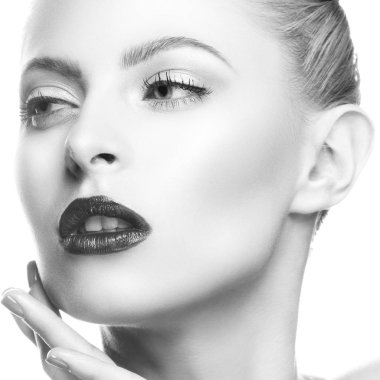 Kırmızı dudaklar ve mavi oje ile kadın portresi