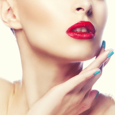 Kırmızı dudaklar ve mavi oje ile kadın portresi kısmi görünümü