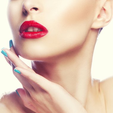 Kırmızı dudaklar ve mavi oje ile kadın portresi kısmi görünümü