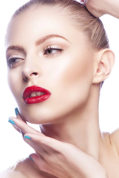 Retrato Mujer Con Labios Rojos Esmalte Uñas Azul — Foto de Stock