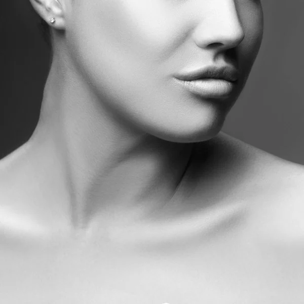 Προσωπογραφία Γυναίκας Φυσικό Μακιγιάζ Σκούρο Φόντο — Φωτογραφία Αρχείου