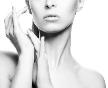 Doğal makyaj ve mavi oje ile kadın portresi kırpılmış