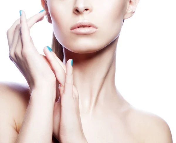 Przycięte Portret Kobiety Naturalnego Makijażu Niebieski Lakier Paznokci — Zdjęcie stockowe