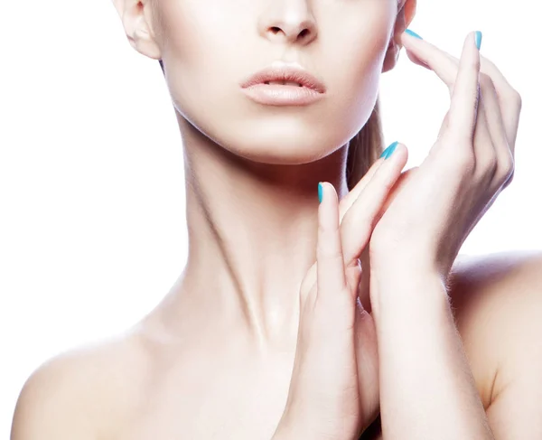 Retrato Recortado Mujer Con Maquillaje Natural Esmalte Uñas Azul —  Fotos de Stock
