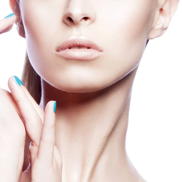 Retrato Recortado Mujer Con Maquillaje Natural Esmalte Uñas Azul — Foto de Stock