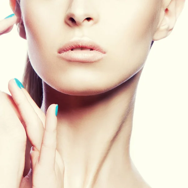 Retrato Recortado Mujer Con Maquillaje Natural Esmalte Uñas Azul — Foto de Stock