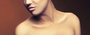 Koyu arka plan üzerinde doğal makyaj ile kadın portresi kırpılmış 