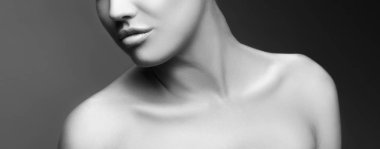 Koyu arka plan üzerinde doğal makyaj ile kadın portresi kırpılmış 