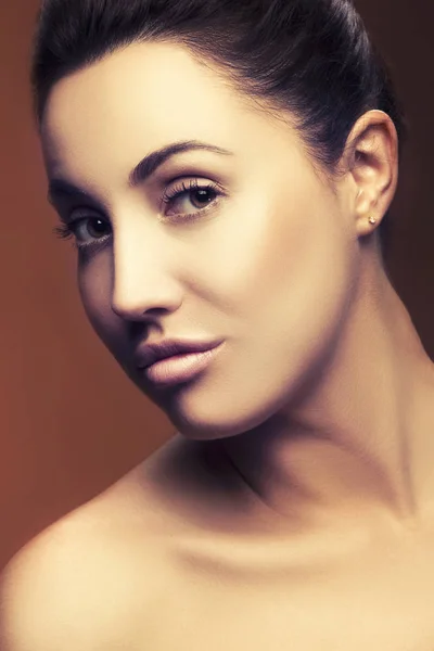 Retrato Mujer Con Maquillaje Natural Sobre Fondo Oscuro — Foto de Stock