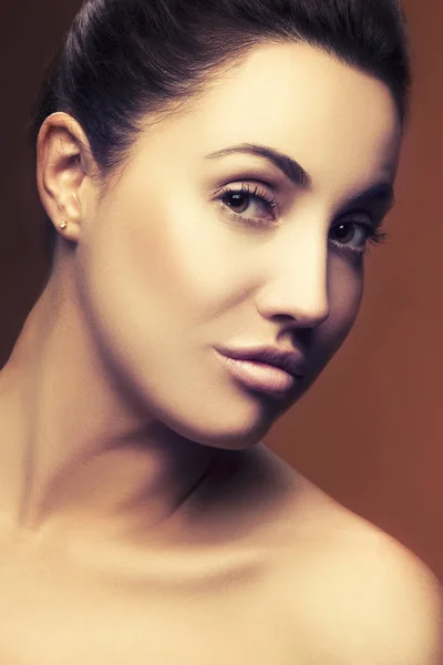 Retrato Mujer Con Maquillaje Natural Sobre Fondo Oscuro — Foto de Stock