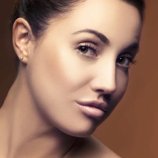 Retrato Mujer Con Maquillaje Natural Sobre Fondo Oscuro —  Fotos de Stock
