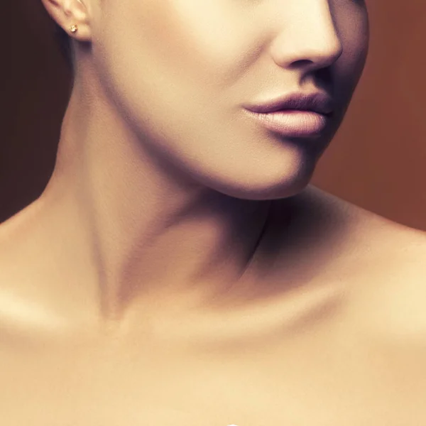 Retrato Recortado Mulher Com Maquiagem Natural Sobre Fundo Escuro — Fotografia de Stock