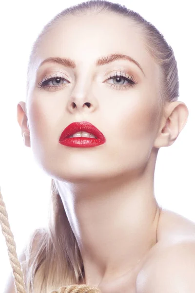 Portret Van Een Vrouw Met Moderne Rode Lippen Make Touw — Stockfoto