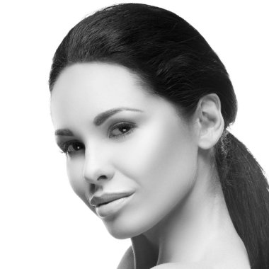 Doğal makyaj ve ihale esmer kadın portresi beyaz arka plan üzerinde yüzünde gülümseme