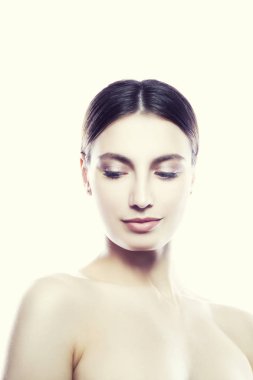 Beyaz arka plan üzerinde doğal makyaj ile genç kadın portresi