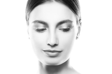 Beyaz arka plan üzerinde doğal makyaj ile genç kadın portresi