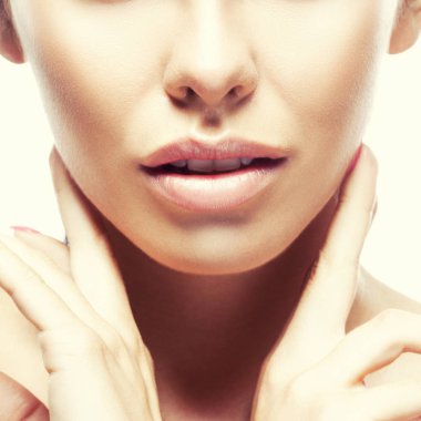 Kırpılan doğal makyaj ve beyaz arka plan üzerinde yüzünde ihale gülümseme ile esmer kadın portresi