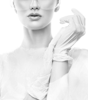 Doğal makyaj göz-kalkan ve cerrahi eldiven olan kadın portresi kırpılmış 