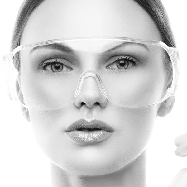 Portret Młodej Kobiety Naturalnego Makijażu Oczu Shield Rękawice Chirurgiczne — Zdjęcie stockowe