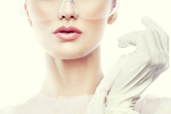Przycięte Portret Młodej Kobiety Naturalnego Makijażu Oczu Shield Rękawice Chirurgiczne — Zdjęcie stockowe