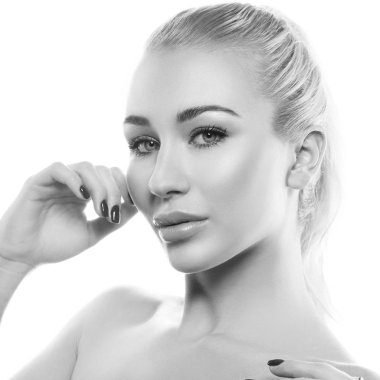 Beyaz zemin üzerine ihale bakışta doğal makyaj ile genç kadın portresi