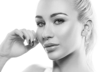 Beyaz zemin üzerine ihale bakışta doğal makyaj ile genç kadın portresi