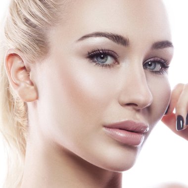 Beyaz zemin üzerine ihale bakışta doğal makyaj ile genç kadın portresi