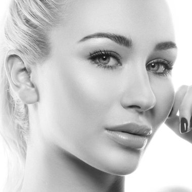 Beyaz zemin üzerine ihale bakışta doğal makyaj ile genç kadın portresi