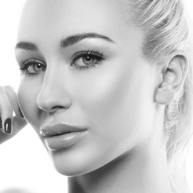 Beyaz zemin üzerine ihale bakışta doğal makyaj ile genç kadın portresi