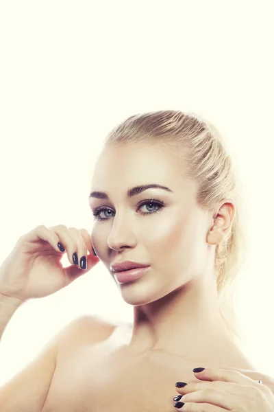 Retrato Mujer Joven Con Maquillaje Natural Con Mirada Tierna Sobre —  Fotos de Stock