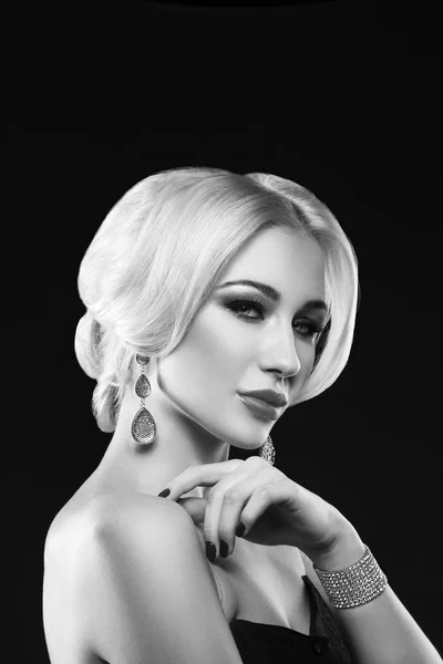 Portret Młodej Kobiety Blondynka Akcesoriami Modny Stylowy Makijaż Pozowanie Czarnym — Zdjęcie stockowe