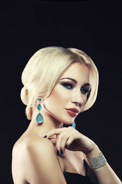 Портрет Молодої Блондинки Модними Аксесуарами Стильним Макіяжем Позує Чорному Тлі — стокове фото