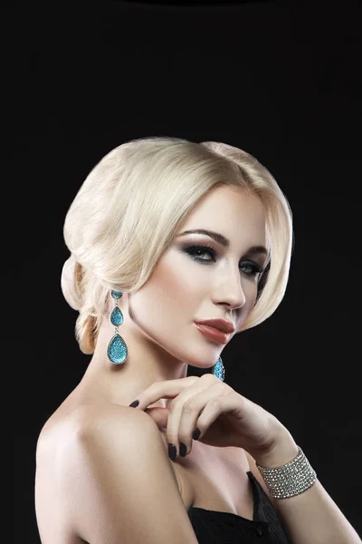 Портрет Молодої Блондинки Модними Аксесуарами Стильним Макіяжем Позує Чорному Тлі — стокове фото