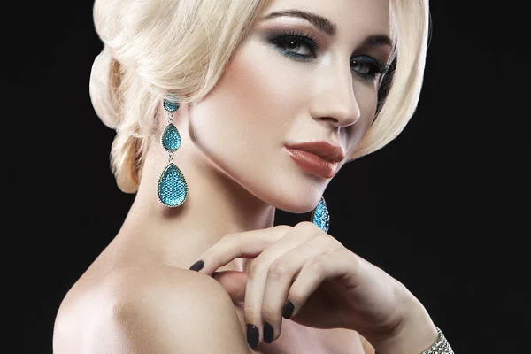 Retrato Mujer Rubia Joven Con Accesorios Moda Maquillaje Elegante Posando — Foto de Stock