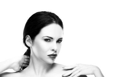 Beyaz arka planda koyu dudaklar ile kadın portresi