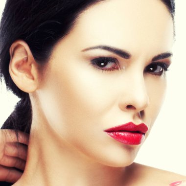 Beyaz arka planda modern kırmızı dudaklar makyaj ile kadın portre