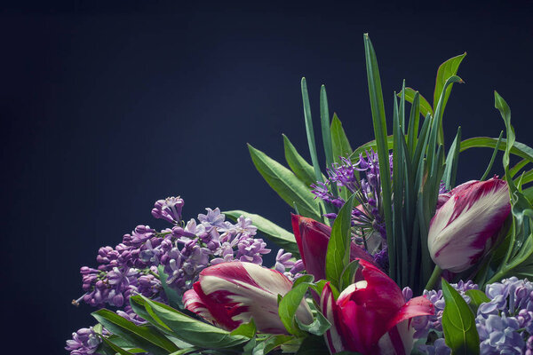 Близкий вид на свежий весенний букет на черном фоне
